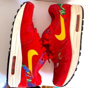 Women’s NIKE Airmax size 7